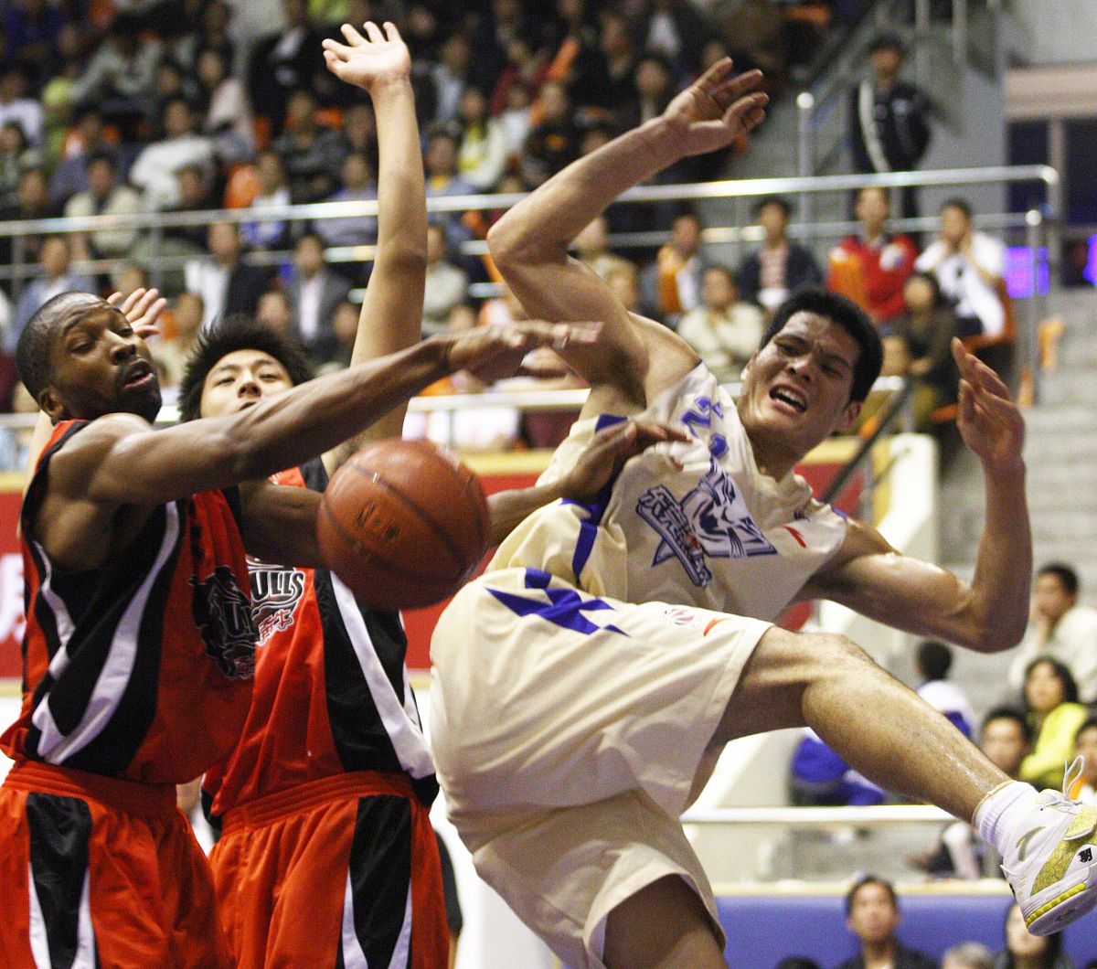 近期一场激动人心的篮球赛事再次掀起高潮