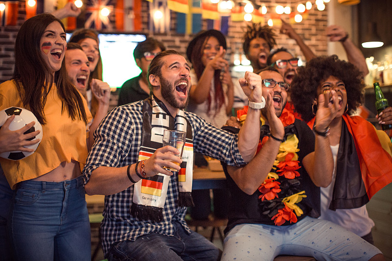 比赛现场高潮迭起，球迷尽情欢呼